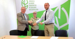 Z prawej Piotr Chara. Podpisanie porozumienia pomiędzy Fundacją a RDOŚ Gorzów z Zespołem Lubuskich PK. Od lewej dyr. Józef Kruczkowski, dyr. Alina Jągowska, Piotr Chara. Fot. Archiwum Piotra Chary