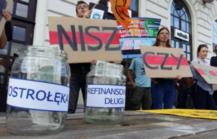 Akcja WymieraMy! Pod oddziałem mBanku w Warszawie zorganizowana przez Extinction Rebellion Polska i Earth Strike Polska we współpracy z Pracownią. For. Archiwum Pracowni