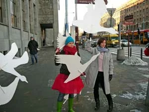 Maja Ostaszewska (z prawej) i Joanna Śladowska podczas happeningu. Fot. Tomasz Nakonieczny