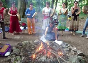 „Niech to, co stare spali się… nakarm wszystko to, co we mnie żywe, nakarm dziecko świetliste”. Ceremonia oddawania ogniowi tego, co oddziela nas od życia, podczas warsztatu prowadzonego przez Aniję Miłuńską. Fot. Maga Cebulak