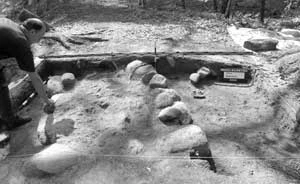Fundament pieca odkopany w Starej Białowieży w 2006 r. Fot. Janusz Korbel