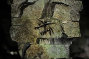 Tak zwana Wielka Matka. Rysunek węglem w neolitycznej kopalni krzemienia pasiastego sprzed 5000 lat. Fot. Łukasz Misiuna