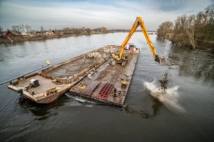 Nielegalne prace modernizacyjne na dolnej Odrze. Osinów Dolny, 30 stycznia 2024 r. Fot. Piotr Rosiński