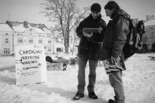 Zbieranie podpisów przeciw regulacji podkarpackich rzek. Fot. Grzegorz Bożek