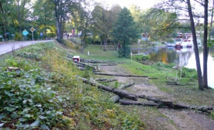 ... i to samo miejsce, ale bez drzew przydrożnych i nadbrzeżnych (Ruciane-Nida 2009 r.) ciąg dalszy nastąpi. Fot. Krzysztof A. Worobiec