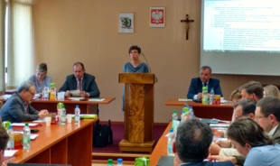 Jolanta Kasprzyk podczas wystąpienia na spotkaniu Rady Gminy Wilkowice, 25 kwietnia 2018. Fot. Marcin Gorol