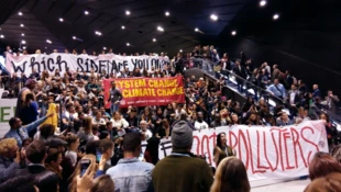 Obrońcy klimatu z całego świata, którzy przyjechali na COP24 powiedzieli – dość! Gatunki giną, umierają ludzie - nie ma na co czekać! Protest wobec braku ambicji i torpedowania procesu negocjacyjnego. Fot. Diana Maciąga