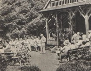 Tarnawski z kuracjuszami. Fot. Polona