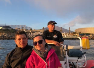 
Wyruszamy ribem z Kapsztadu na Robben by rozpocząć przeprawę. Obok Leszka Naziemca, jego żona Sylwia. Fot. Ram Barkai
