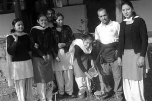 Symboliczne sadzenie drzew z uczennicami szkoły publicznej w Dahramsala w północnych Indiach (prowincja Himachal Pradesh). Fot. Archiwum „We need trees”