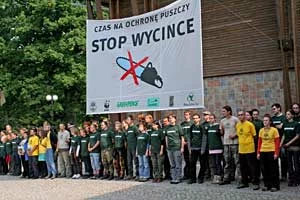 
Pokojowa demonstracja organizacji działających na rzecz ochrony Puszczy Białowieskiej przed siedzibą BPN. Fot. Joanna Śladowska
