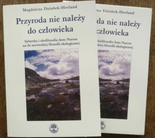 
Książka Magdaleny Dziubek-Hovland „Przyroda nie należy do człowieka. Sylwetka i ekofilozofia Arne Naessa na tle norweskiej filozofii ekologicznej” ukazała się w 2004 roku. Jest jedną z lepszych książek prezentujących filozofię głębokiej ekologii w języku polskim.
