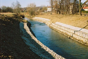 
Mały ciek wodny, ale musi być uregulowany. Na zdjęciu potok Lubatówka w Krośnie, 2008 r. Fot. Grzegorz Bożek
