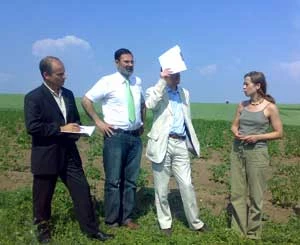 Przedstawiciele Komisji Petycji w miejscu przebiegu wariantu alternatywnego. Według ekspertów ministra środowiska - cenne torfowiska, w rzeczywistości pole ziemniaków. Fot. Adam Bohdan