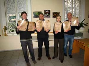 
Dyplomy dla "zwycięzców" konkursu prezentują m.in. Władimir Borejko (z prawej) i Krzysztof Wojciechowski (drugi z prawej). Fot. Anna Ślęzak

