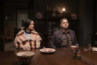 Film pokazuje cząstkę osedżyjskiej duchowości, jak w tym momencie, gdy Mollie Burkhart tłumaczy Ernestowi Burkhartowi sens przeżywania burzy. Źródło: www.killersoftheflowermoonmovie.com