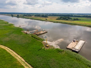 Budowa ostróg na Odrze wbrew wyrokom sądów. Stary Kostrzynek, 18 czerwca 2023 r. Fot. Piotr Piznal