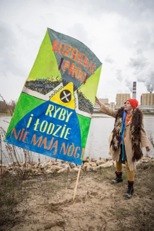 Malarka Ewa Ciepielewska podczas protestu pod kozienicką elektrownią w marcu 2024 r. Fot. Stan Barański