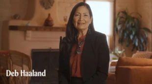 Stopklatka z teledysku promującego kampanię Deb Haaland w wyborach na gubernatora