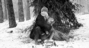 Anna Gurdzińska z wilkiem w Stacji Naukowo-Badawczej Wilczy Park w Stobnicy, luty 2000 r. Fot. Archiwum