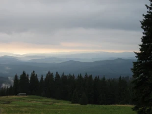 Szaroniebieskie grzbiety orawskie z Rysianki, Beskid Żywiecki. Fot. Radosław Truś