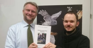 Autorzy książki – prof. Piotr Tryjanowski i mgr Krzysztof Dudek (na zdjęciu) z Instytutu Zoologii Uniwersytetu Przyrodniczego w Poznaniu oraz prof. Leszek Jerzak z Uniwersytetu Zielonogórskiego od lat zajmują się problematyką zwierząt zasiedlających miasta. Niniejsza książka jest popularnonaukowym podsumowaniem ich zainteresowań. Fot. Mateusz Domka