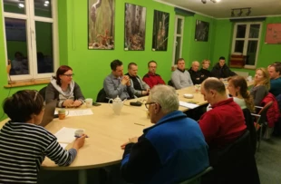 
Zespół roboczy podczas jednego ze spotkań w siedzibie Pracowni – w spotkaniu uczestniczą mieszkańcy gminy, 18 marca 2018 r. Fot. Radosław Ślusarczyk

