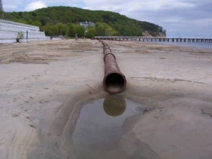 Instalacja przemysłowa w Przyrodzie to jak brak przedniego zęba w ustach stewardessy (tu rury refulacyjne na plaży w Gdyni). Fot. Jan Marcin Węsławski