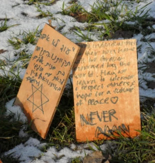 Pozostawiane w pobliżu ruin krematoriów deseczki z sentencjami i imionami ofiar. Fot. Dagmara Stanosz