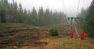 Wzdłuż wyciągu V i VI łączącego Halę Szczawiny z Halą Miziową na skutek prowadzonych prac w całości została usunięta szata roślinna, karpy korzeniowe drzew oraz zostały przesunięte masy ziemne. Całkowicie zniszczono warstwę humusową gleby, odsłaniając skałę macierzystą. Ponadto po prawej jego stronie na długości ok. 900 m w pasie o szerokości do 40 m dokonano całkowitej wycinki drzew, wycięto ok. 100 sztuk świerka wchodzącego w skład górnoreglowego boru świerkowego. 19.11.2012. Fot. Archiwum Pracowni