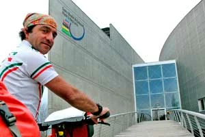 Przed siedzibą Międzynarodowej Unii Kolarskiej (franc. Union Cycliste Internationale, UCI) znajdującą się w Aigle w Szwajcarii. UCI zajmuje się propagowaniem kolarstwa, organizowaniem zawodów, ustanawianiem standardów sprzętowych, kontrolowaniem zawodników oraz ustalaniem ich list rankingowych w sportach kolarskich.