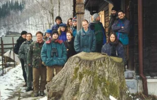 
Przed Domkiem nad Zaporą w Dolinie Wapienicy. Na zdjęciu m.in. Juraj Lukáč ze słowackiej organizacji Vlk, Jacek Zachara i Marta Lelek z Pracowni, kwiecień 1997 r. Fot. Archiwum Pracowni
