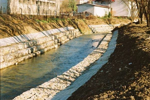Mały ciek wodny, ale musi być uregulowany. Na zdjęciu potok Lubatówka w Krośnie, 2008 r. Fot. Grzegorz Bożek