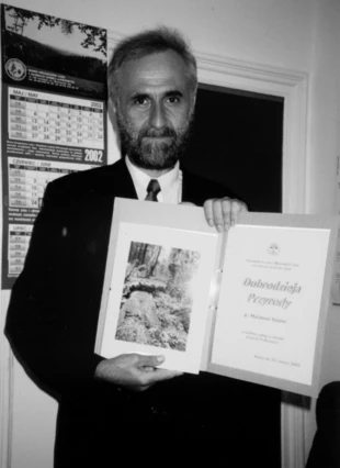 Dr Marian Stój otrzymuje tytuł Dobrodzieja Przyrody z rąk przedstawicieli Pracowni. Fot. Grzegorz Bożek