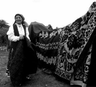 
Cyganka sprzedająca dywany na targu. Fot. Jacek Zachara
