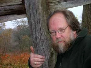 Stanisław Kryciński na cmentarzu w Kotowie. Moje wędrówki po Pogórzu Przemyskim często wywołują zadumę nad tragicznymi i pogmatwanymi losami tej ziemi. Najbardziej sprzyjają jej cmentarze z chylącymi się ku ziemi krzyżami pamiętającymi czasy bratobójczych walk. Fot. Bohdan Huk