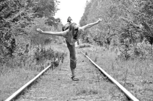 Od 16 lat pociągi tędy nie jeżdżą... ani przyrodzie, ani ludziom to nie przeszkadza... Fot. Janusz Korbel