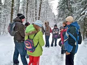 Uczniowski patrol w rezerwacie jodłowym w Łazanowie. Fot. Monika Stasiak