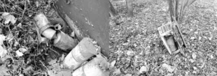 Pozostałości badań naukowych zgubione w obszarze ochrony ścisłej i dziedzictwa ludzkości. Fot. Janusz Korbel