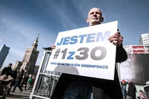 Robert Brylewski solidaryzuje się z aktywistami. © Dawid Sypniewski / Greenpeace