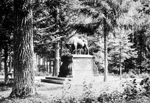 
Stojący dzisiaj w Spale żubr postawiony w Zwierzyńcu na pamiątkę polowania Aleksandra II, proj. M.A. Zichy (EPB)
