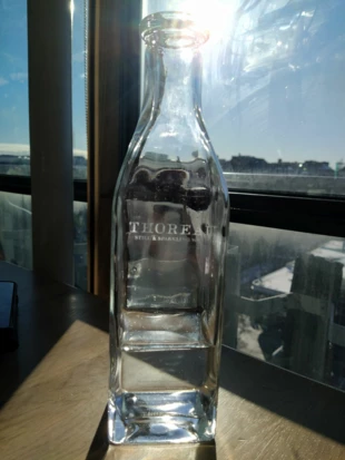 Butelka z wodą „Thoreau” na tle okna w Finlandii. Fot. Dagmara Stanosz