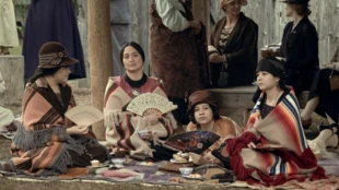 Konsultantami filmu byli członkowie Narodu Osedżów, dlatego wiele prezentowanych tu strojów czy obyczajów to autentyczne elementy osedżyjskiej kultury. Źródło: www.killersoftheflowermoonmovie.com