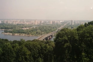 
Kijów zielony i wielka rzeka Dniepr. Tutaj jeszcze w czasach pokoju, obecnie te miejsca niszczy rosyjski ostrzał. Fot. Grzegorz Bożek
