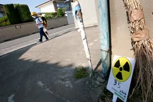 Dzieci chodzą ulicami pomimo określenia wysokiej radioaktywności tego obszaru przez ekspertów Greenpeace. Skażenie znacznie przekracza bezpieczne limity i w związku z tym, przebywanie na tym terenie stanowi zagrożenie dla zdrowia. Obecnie trwa akcja oczyszczania ziemi na placach zabaw przy przedszkolach i boiskach szkolnych, © Jeremy Sutton-Hibbert / Greenpeace