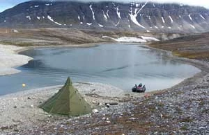 Spitsbergen – reklamowany przez Norwegów jako „najlepiej na świecie zarządzany obszar dzikiej Przyrody” – mimo 100 tysięcy turystów rocznie, na obszarze wielkości Polski nie odczuwa się tłoku, a teren podzielony jest na kontrolowane strefy z kolejnymi utrudnieniami dostępu. Na zdjęciu powszechnie dostępny obszar Isfjorden – obóz w ujściu lodowcowej rzeki. Fot. Jan Marcin Węsławski