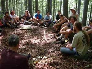 Podczas warsztatu Zgromadzenie Wszystkich Istot rodzą się konkretne kampanie poświęcone ochronie dzikiej przyrodzie. Podczas warsztatu z sierpnia 2010 r. zrodziła się kampania „Rykowisko dla jeleni, nie dla myśliwych”. Fot. Grzegorz Bożek