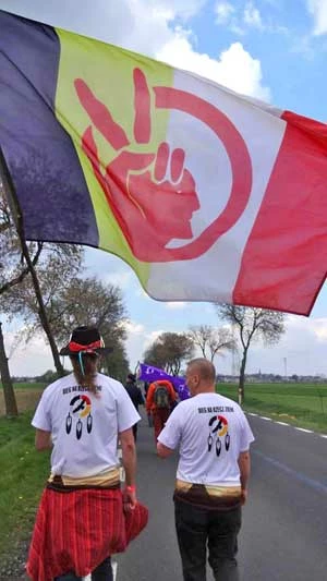 
Uczestnicy Biegu Na Rzecz Ziemi dzielą się na dwie grupy: marszową i biegową. Na zdjęciu uczestnicy marszu z flagą American Indian Movement. Fot. Archiwum Biegu Na Rzecz Ziemi
