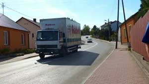 Ruchliwa droga, na której dochodzi do poważnych wypadków. Tu rowerzyści będą musieli przekraczać jezdnię na podwójnej ciągłej linii, aby dostać się... na swoją ścieżkę. Fot. Łukasz Misiuna
