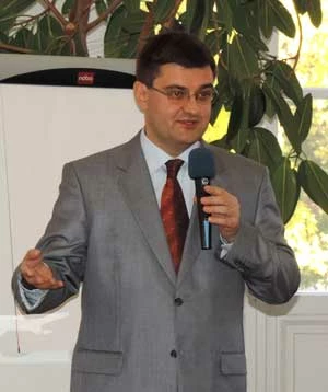 Marcin Popkiewicz podczas wykładu w Instytucie im. Macieja Rataja w Warszawie, w roku 2014. Fot. siekierski.blog.pl
